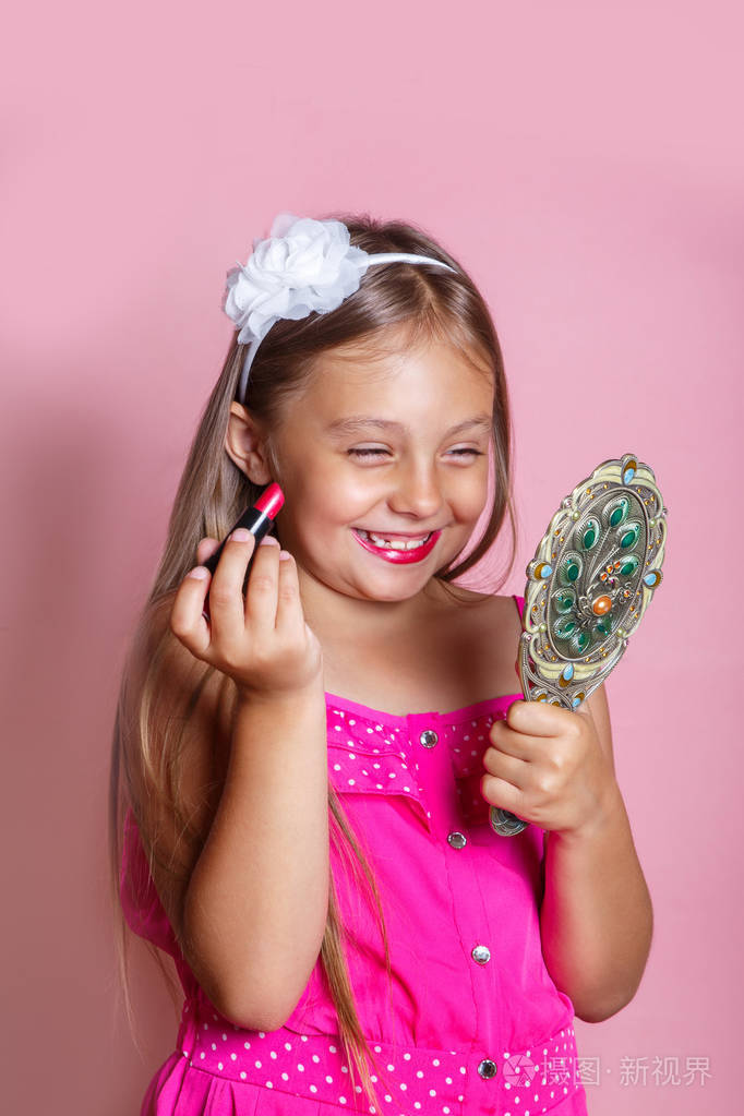 儿童化妆品口红的可爱小女孩