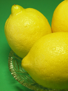 柠檬 lemon的名词复数  柠檬树 柠檬黄 蠢人