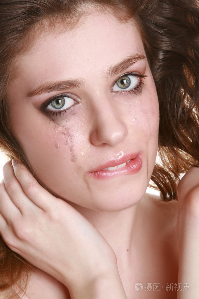 哭泣的女人有流动的化妆