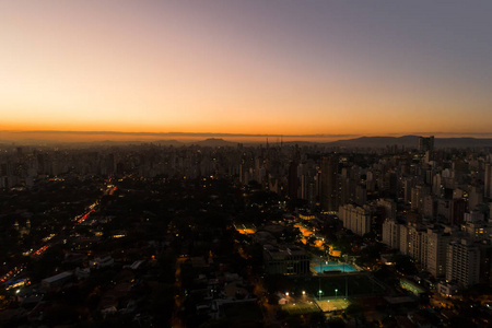 黄昏的天空，在巴西圣保罗市，巴西