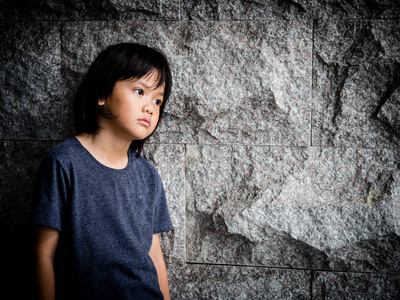 孤独的小男孩图片