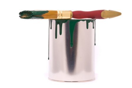 绿色油漆和专业刷子罐