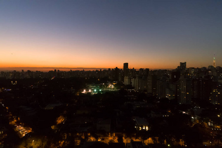 黄昏的天空，在巴西圣保罗市，巴西