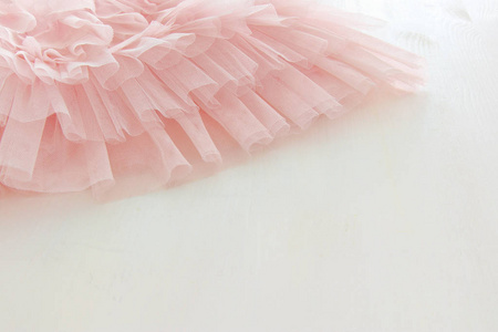 复古薄纱粉色雪纺连衣裙白色木制的桌子上。婚礼和女孩的党理念