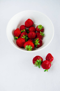 新鲜草莓白色餐桌上一盘
