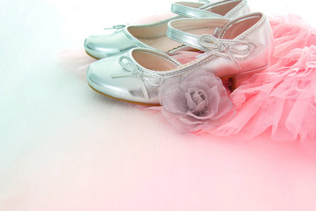 复古薄纱粉色雪纺连衣裙和白色的木地板上的银鞋