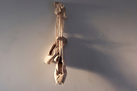 老芭蕾舞鞋旧芭蕾舞鞋照片