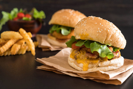自制新鲜美味的汉堡的特写镜头