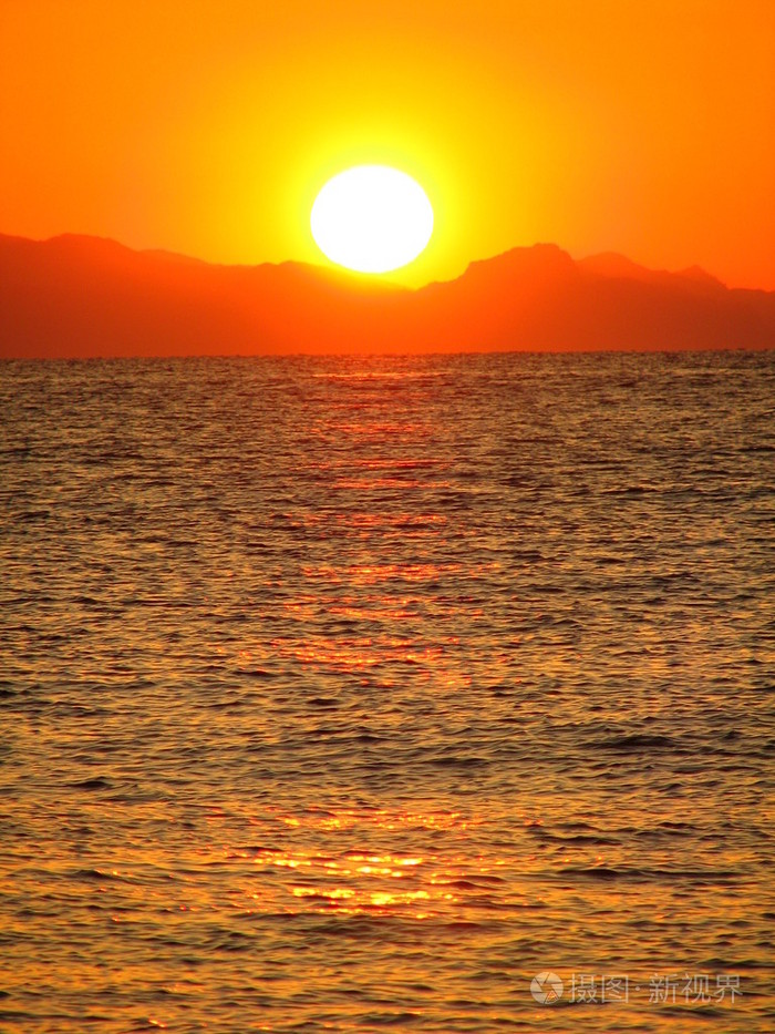 上升太阳光束中的海浪