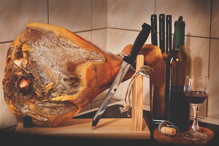 西班牙三教九流，tabla jamonera，jamonero 刀与玻璃和瓶葡萄酒。食品照片的概念