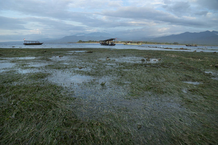 艾尔岛海滩日落，印度尼西亚期间查看到龙目岛山
