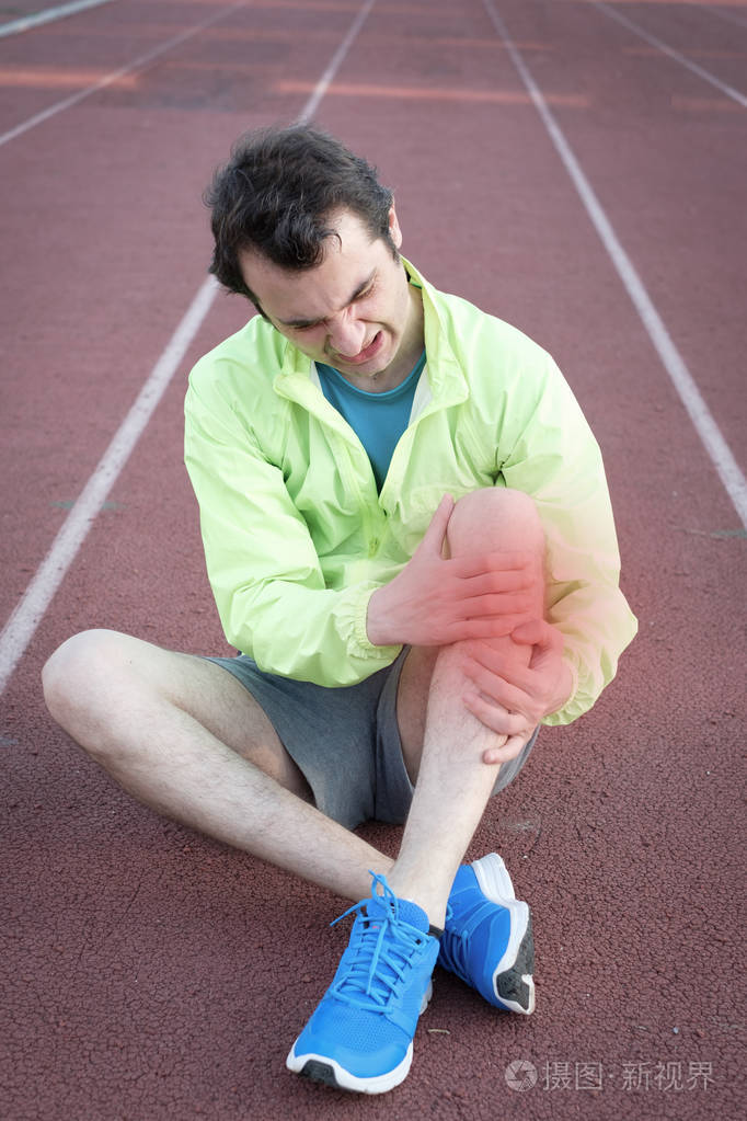 跑步的运动员感觉疼痛,因为受伤的腿