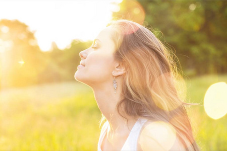 在夕阳的光线下的女人