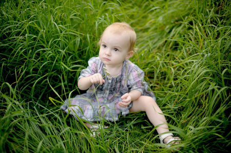 草地上的小婴儿