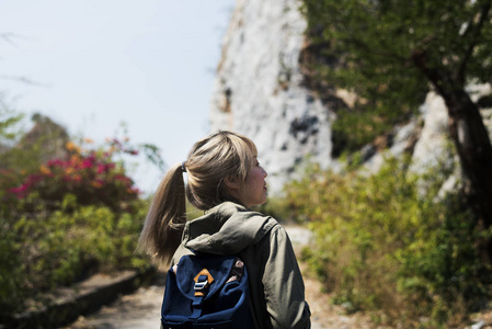 女人在山旅游