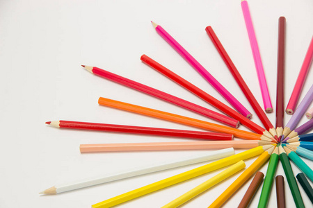 铅笔在彩虹的颜色在一个圆上的 whi 折叠一组