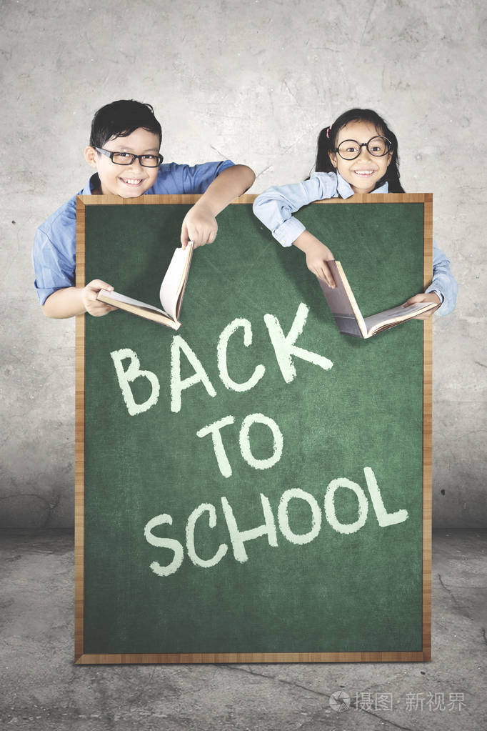小学生在黑板后面