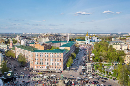 基辅，乌克兰。人群和复活节彩绘鸡蛋节上 Sofievska 平方米和圣米迦勒修道院