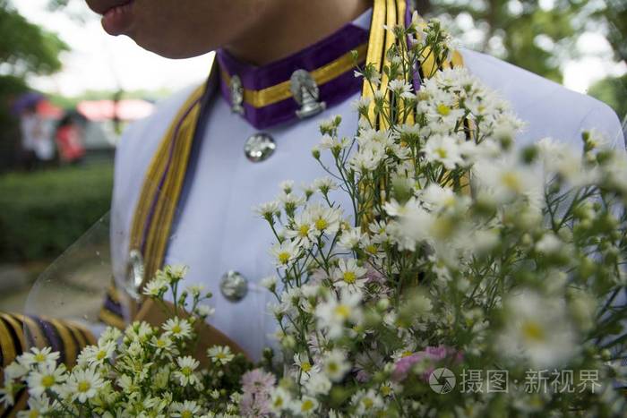 花花束手祝贺毕业