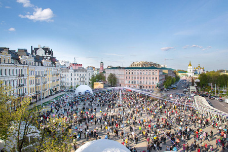 基辅，乌克兰。人群和复活节彩绘鸡蛋节上 Sofievska 平方米和圣米迦勒修道院