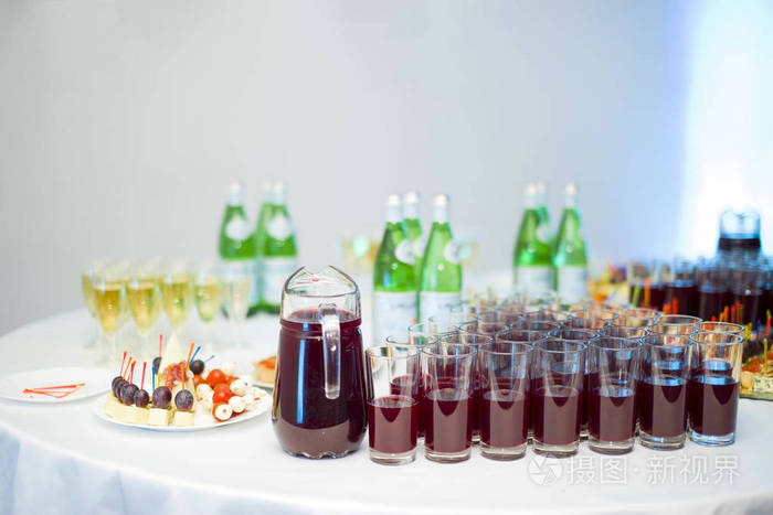 自助餐桌与丰富多彩的非酒精饮料