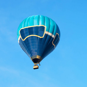 在维尔纽斯的天空蓝色彩色的气球