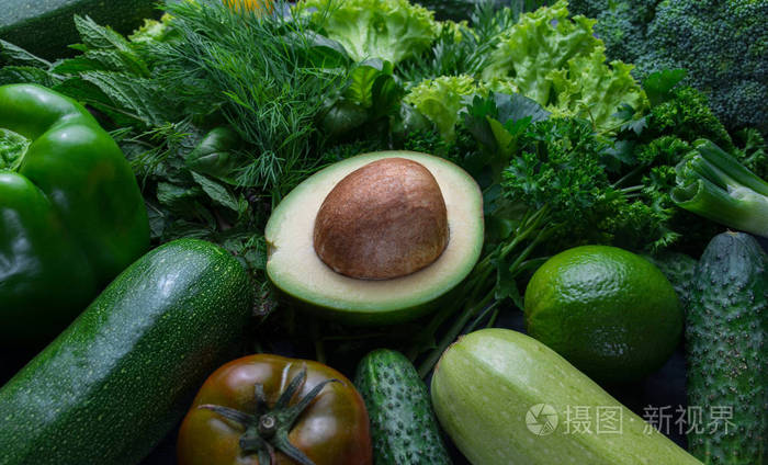 配牛油果和蔬菜组成
