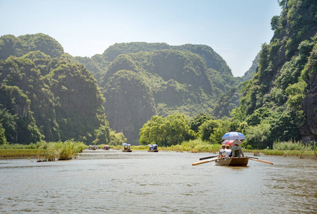 这条河在船沿自然旅游的游客亚洲