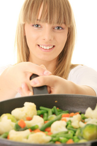 年轻女子烹饪食物