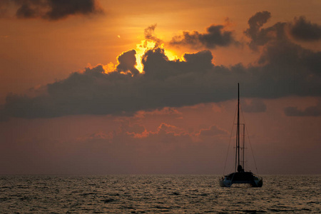 日落和帆船剪影
