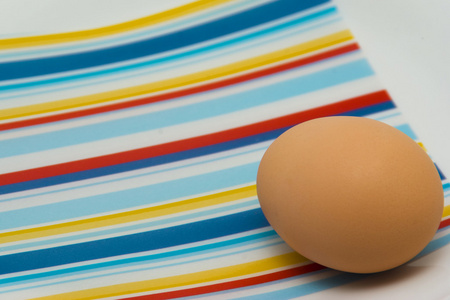 带条纹餐巾纸的盘子里的鸡蛋