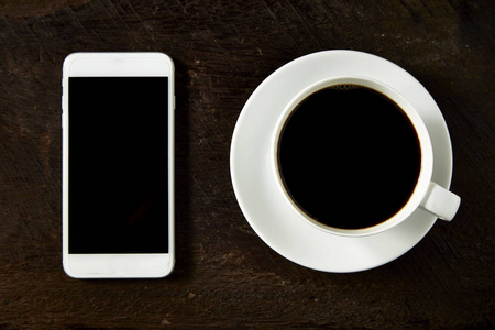 杯咖啡和智能手机的木板上