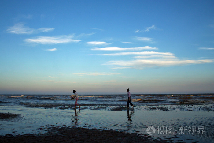 海滩上奔跑的两个女人图片