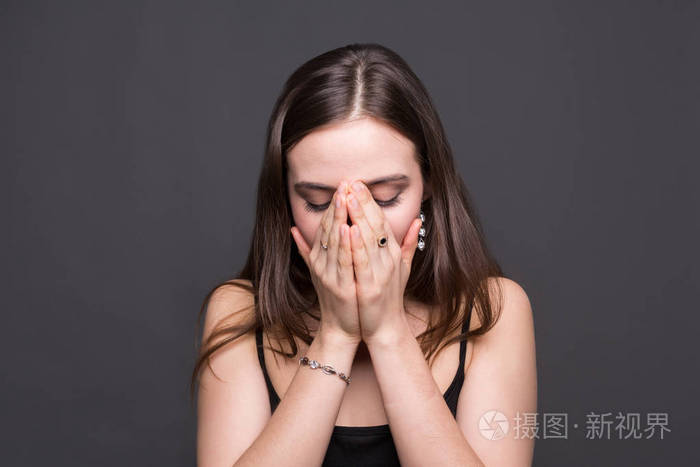 情感女人在哭上深色背景画像