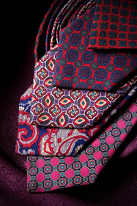 五条不同的丝绸领带