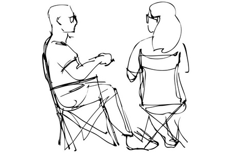戴着眼镜，休息在可折叠的椅子上坐着一个女人的男人