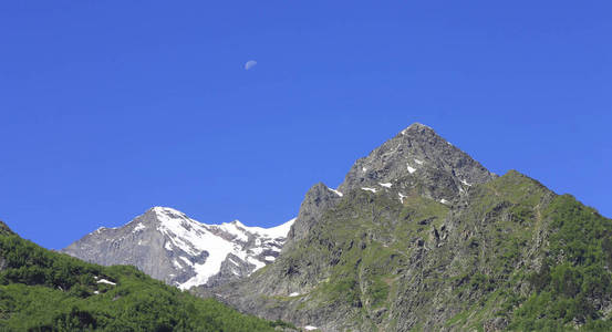 高加索山脉夏季。Dombai 山风景