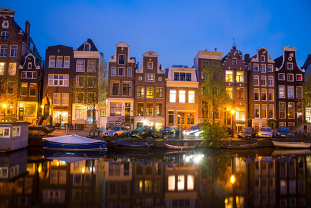 阿姆斯特丹的运河和路堤沿他们晚上的看法