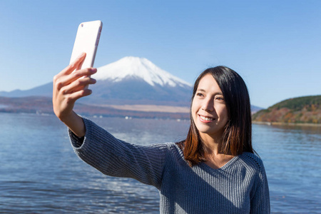 女人以自拍照在富士山附近