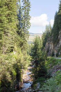 山间小溪中的罗多彼山脉陡峭的山坡流动