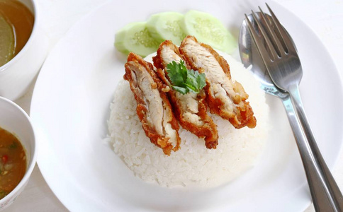 泰国美食炸鸡饭图片