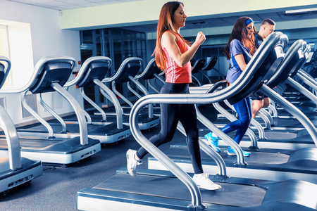 在健身房的跑步机上锻炼的人青少年女孩团体在公园户外跑步锻炼运行在