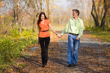 年轻的幸福夫妇在公园里散步