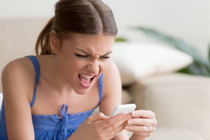 生气的女人恼火不工作智能手机, 问题与手机