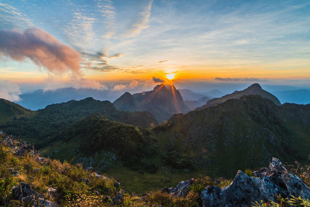 在山谷在 Doi 銮清道的日落景观