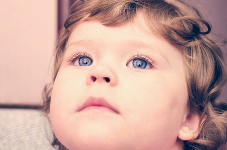 年轻的孩子，与蓝色的眼睛特写的肖像