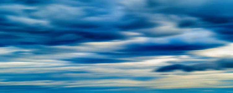 水平的生动蓝色 Cloudscape 戏剧性云抽象 Bac