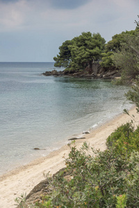 Kohylia 海滩上遮阳伞和半岛，Chalkidiki，中央马其顿的全景视图