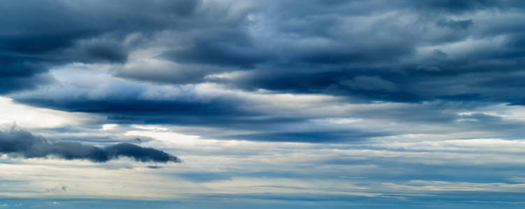 水平的生动蓝色 cloudscape 戏剧性云背景背