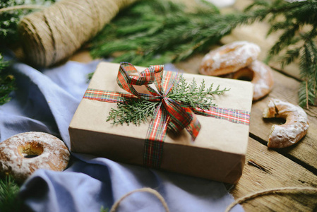优雅的圣诞礼品盒礼物在棕色的纸